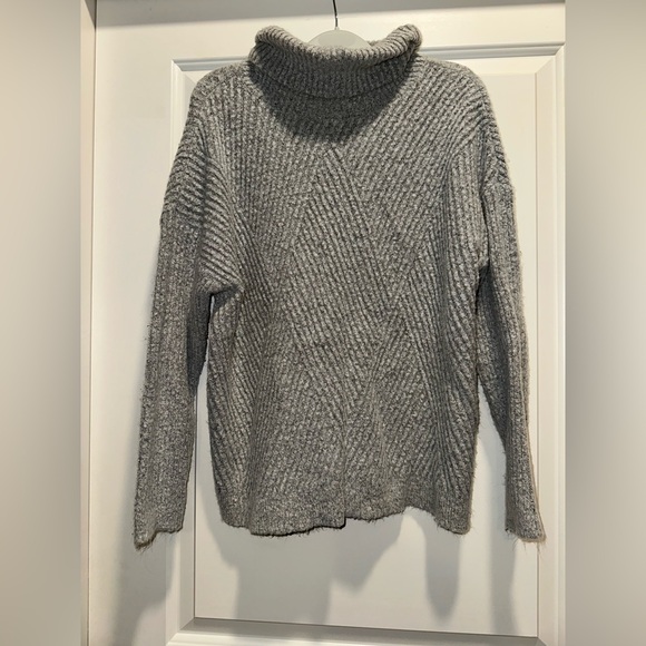 Diagonal ribbed turtle neck sweater - Picture 1 of 2